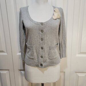 DECREE Light Gray White Flower Accent Button-Front Cardigan Sweater Top sz L EUC